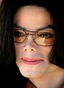 اضخم مكتبه صور على الاطلاق لمايكل جاكسون Mj-face-12-2005
