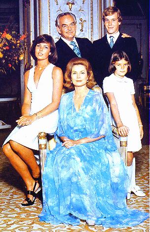 grace-kelly-1974-with-family.jpg